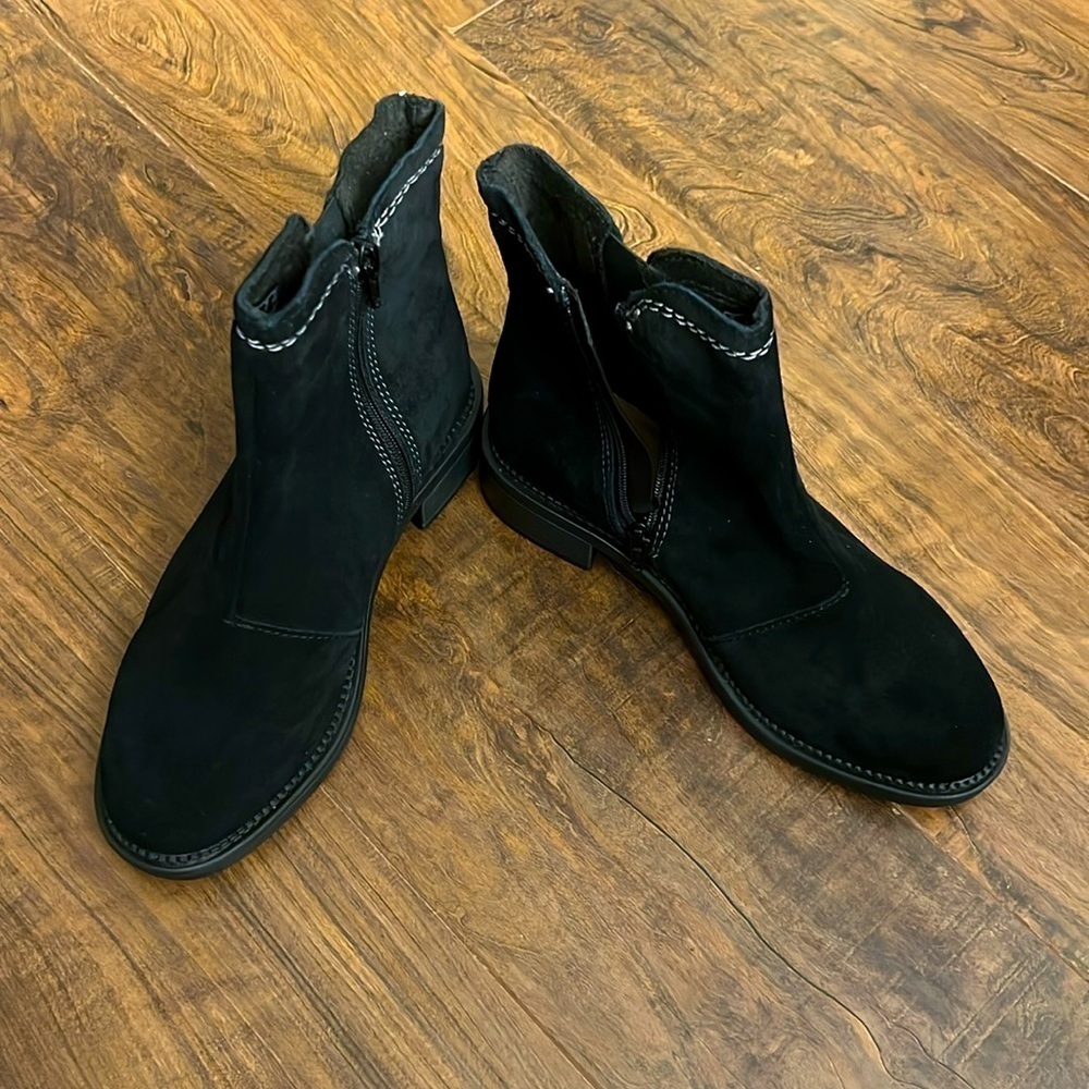 NWT Clarks Women’s Black Suede Boots, sz 6 1/2. - Picture 3 of 13